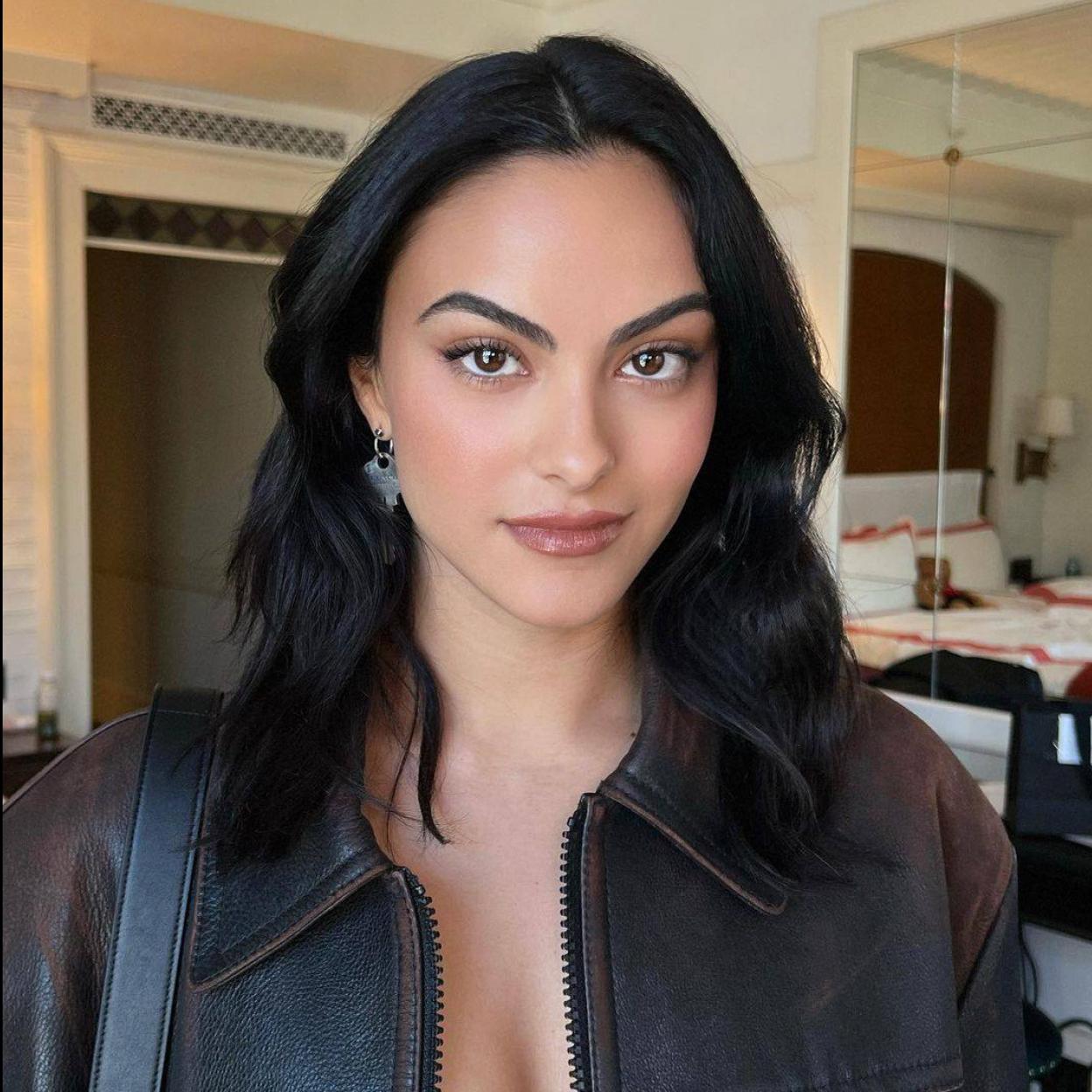 Presume de la piel uniforme y lisa de Camila Mendes con estas bases