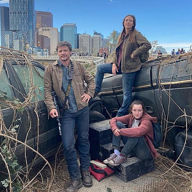 Bella Ramsey, Pedro Pascal y Anna Torv en una magen promocional de la primera temporada de The last of us. 