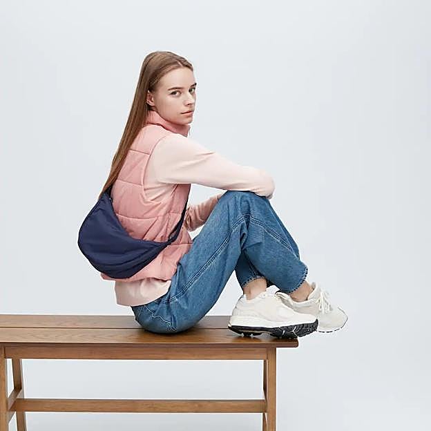 Imagen principal - Bolso riñonera de Uniqlo.