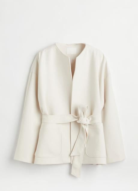 Imagen - Chaqueta corta con lazo de H&M. Foto: H&M.