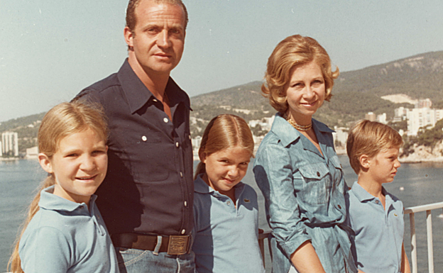 La familia real al completo y en vacaciones, cuando aún no eran de dominio público las aventuras sentimentales del rey Juan Carlos. 