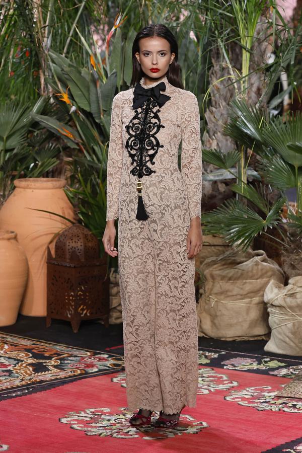 Jorge Vázquez nos inspira con su atmosfera marroquí que ha impregnado cada uno de los diseños. Además, ha apostado por una visión más sensual mediante estampados retro y aires de los años 70.