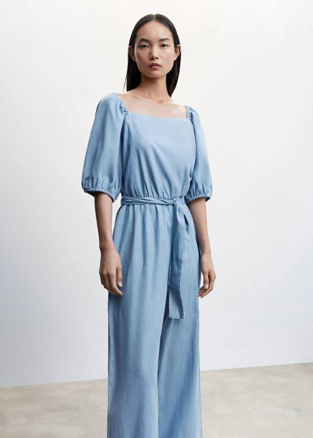 Mono en tejido tencel con escote cuadrado, mangas abullonadas, cinturón y perneras anchas, en azul claro. Cómpralo por 39,99 euros.