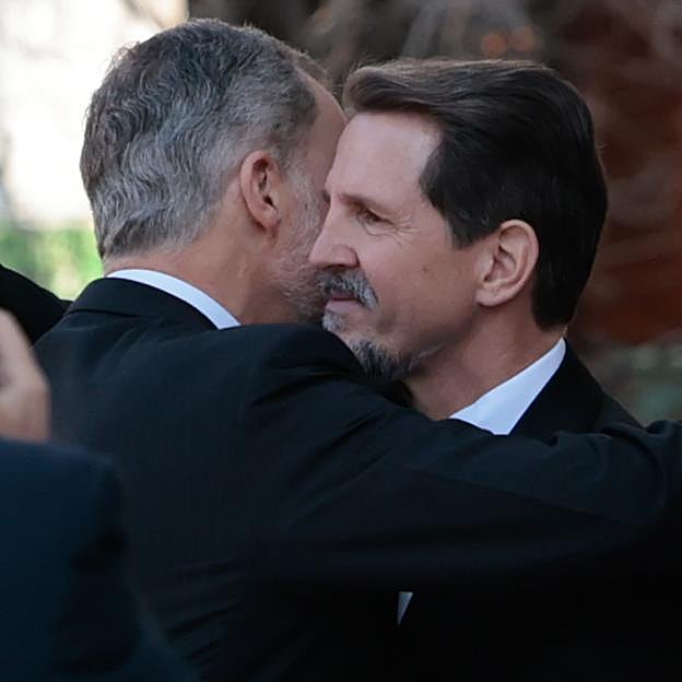 El rey Felipe abraza a su primo Pablo, en el funeral de Constantino de Grecia. A ambos les une una gran amistad.