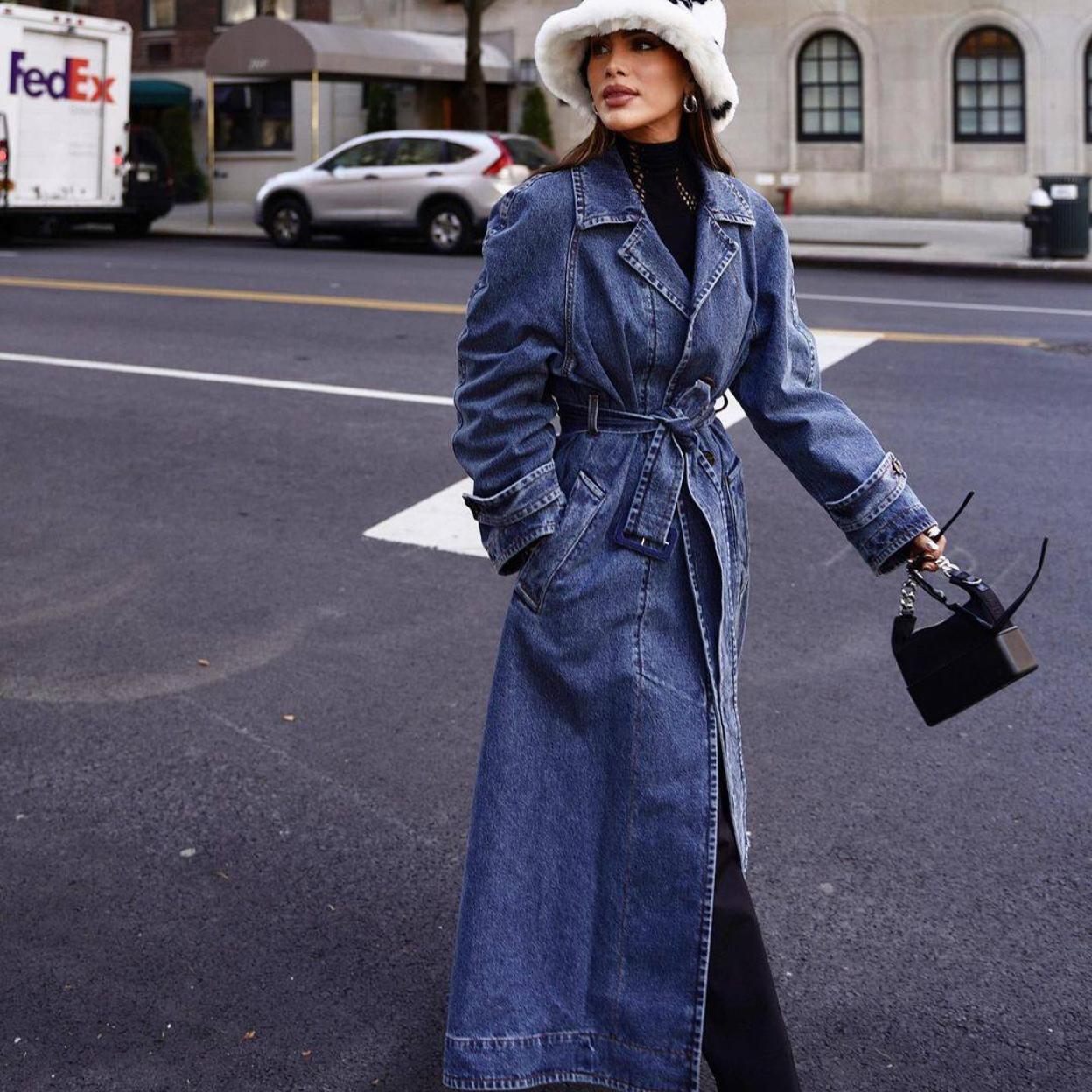 Camila Coelho lleva la tendencia del trench denim