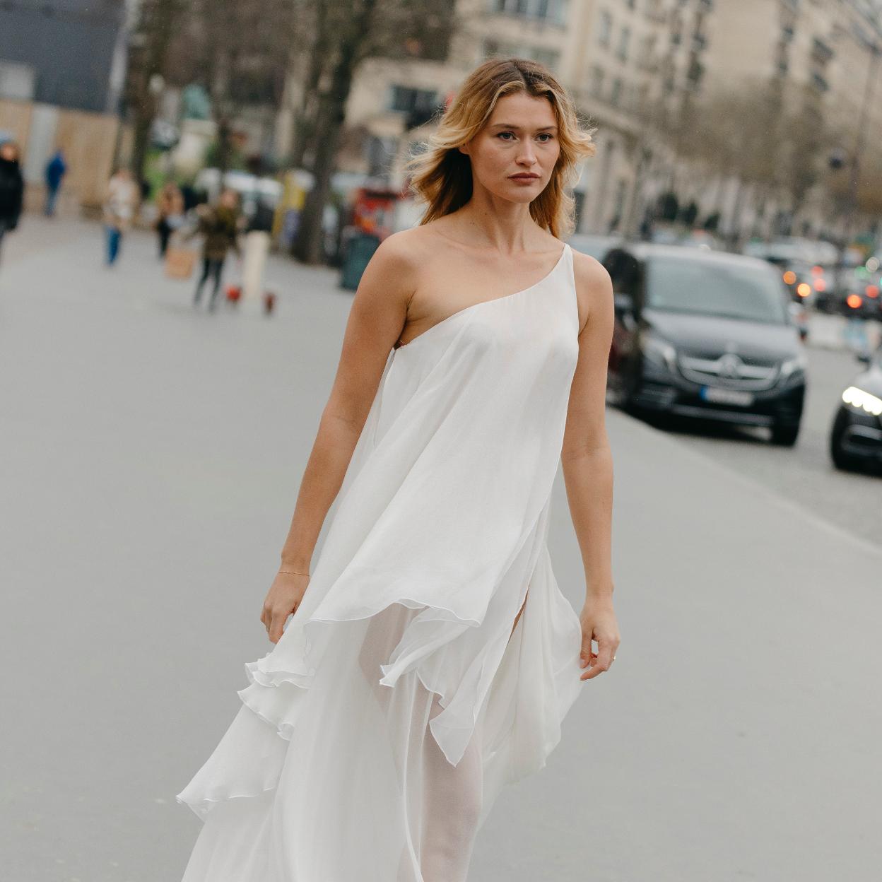 Una mujer con vestido blanco fluido