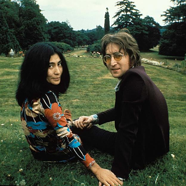 Yoko Ono y John Lennon en una imagen de la pareja en los años 70. 