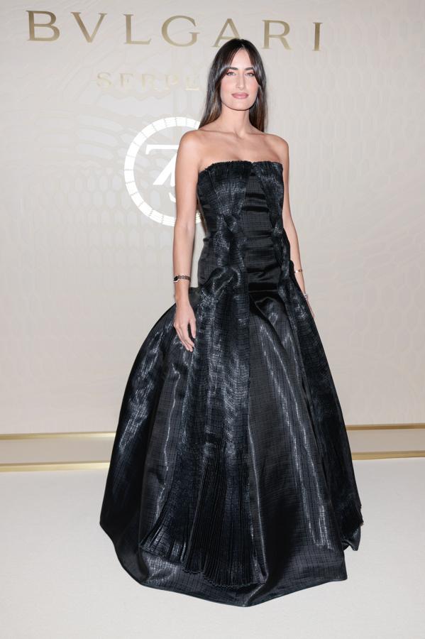 Rachel Valdés también escogió a Isabel Sanchís con este vestido negro con escote palabra de honor.