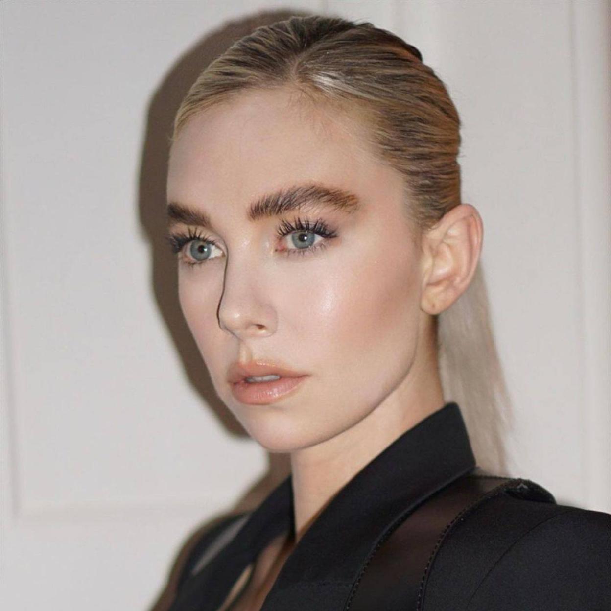 Consigue la piel luminosa de Vanessa Kirby con estas cremas