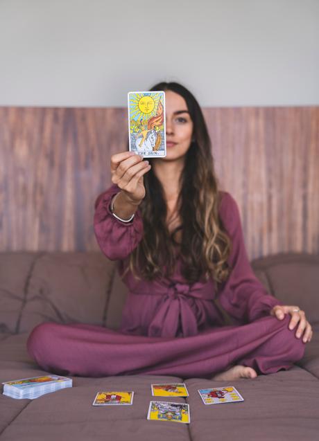Imagen - Mujer con cartas del Tarot/PEXELS