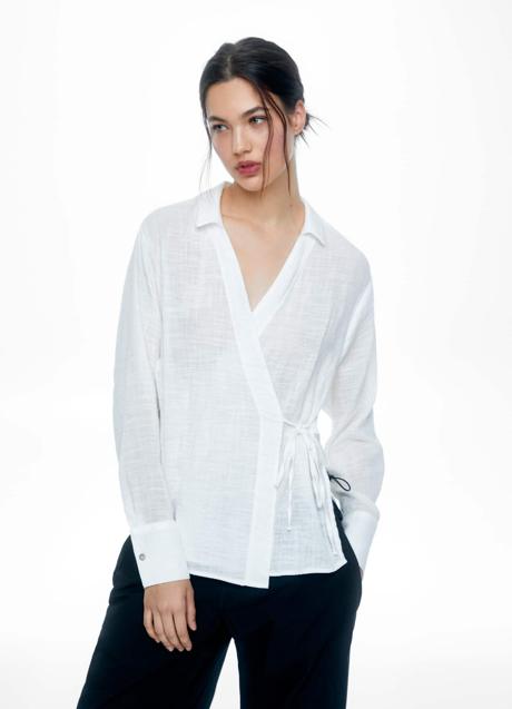 Imagen - Blusa blanca cruzada de Pull & Bear (22,99 euros)
