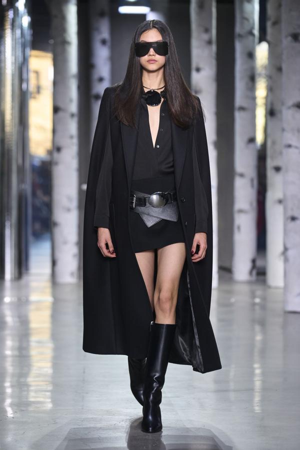 No han podido faltar las minifaldas, maxi cinturones y botas altas de gamuza con detalles de flecos. 