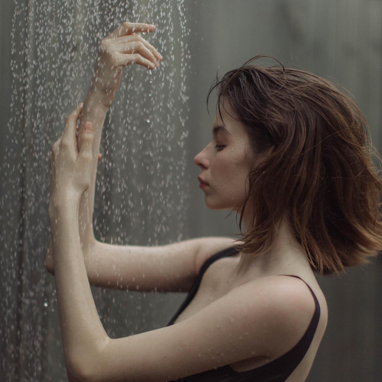 Mujer dándose una ducha