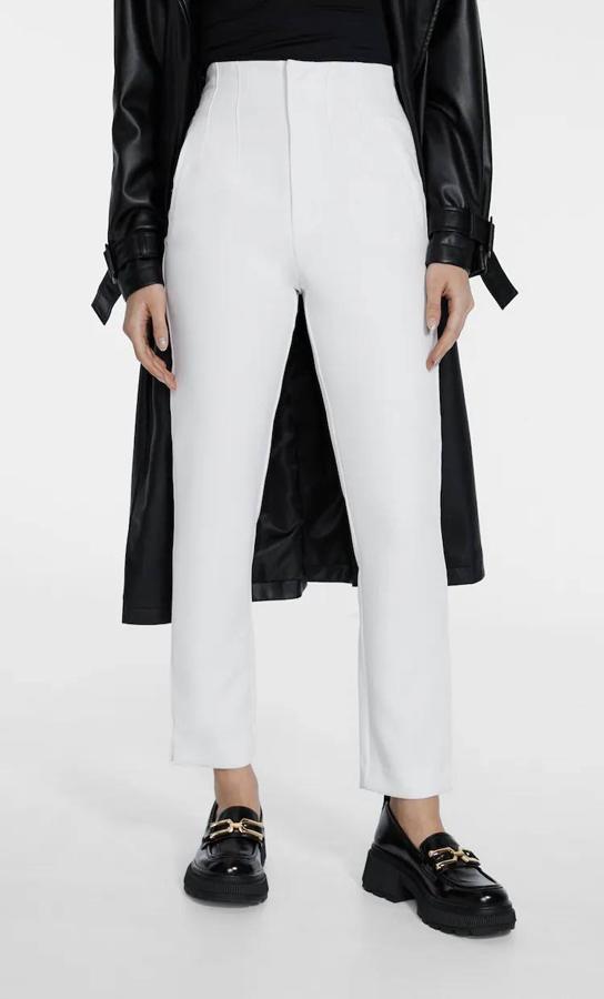 Pantalón de vestir con tiro extra alto, perneras ajustadas y detalle de pinzas, color blanco, de Stradivarius. Podrás conseguirlo a 25,99 euros.