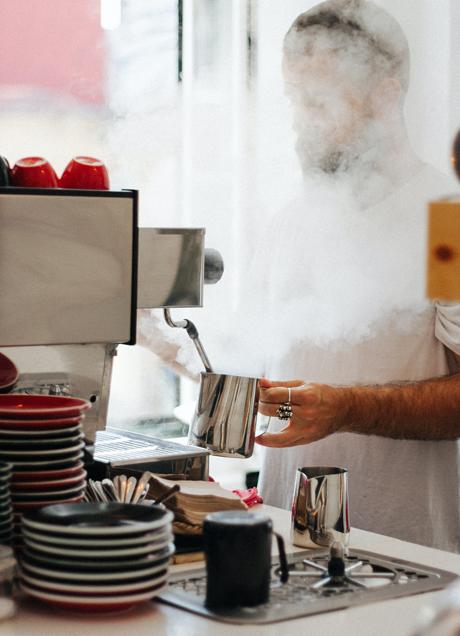 Imagen - El aspecto del vaporizador de leche es esencial para identificar la importancia que un local le da a sus cafés. Daria Klimova /PEXELS