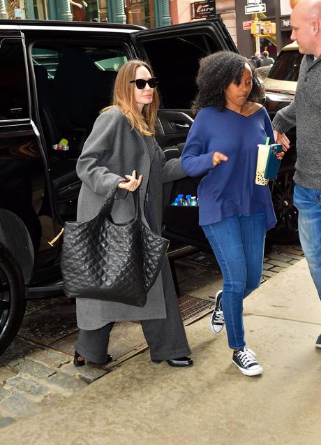 Imagen - Angelia Jolie con bolso Icare de Saint Laurent. Foto: Gtres.