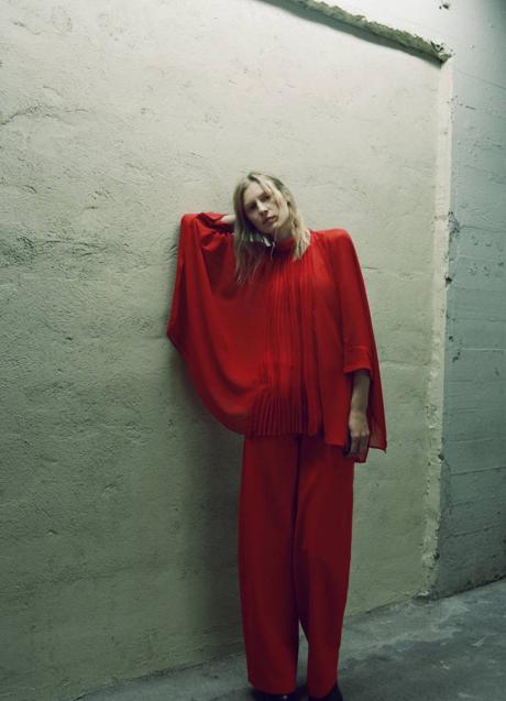 Imagen - Capa plisada en rojo de Zara