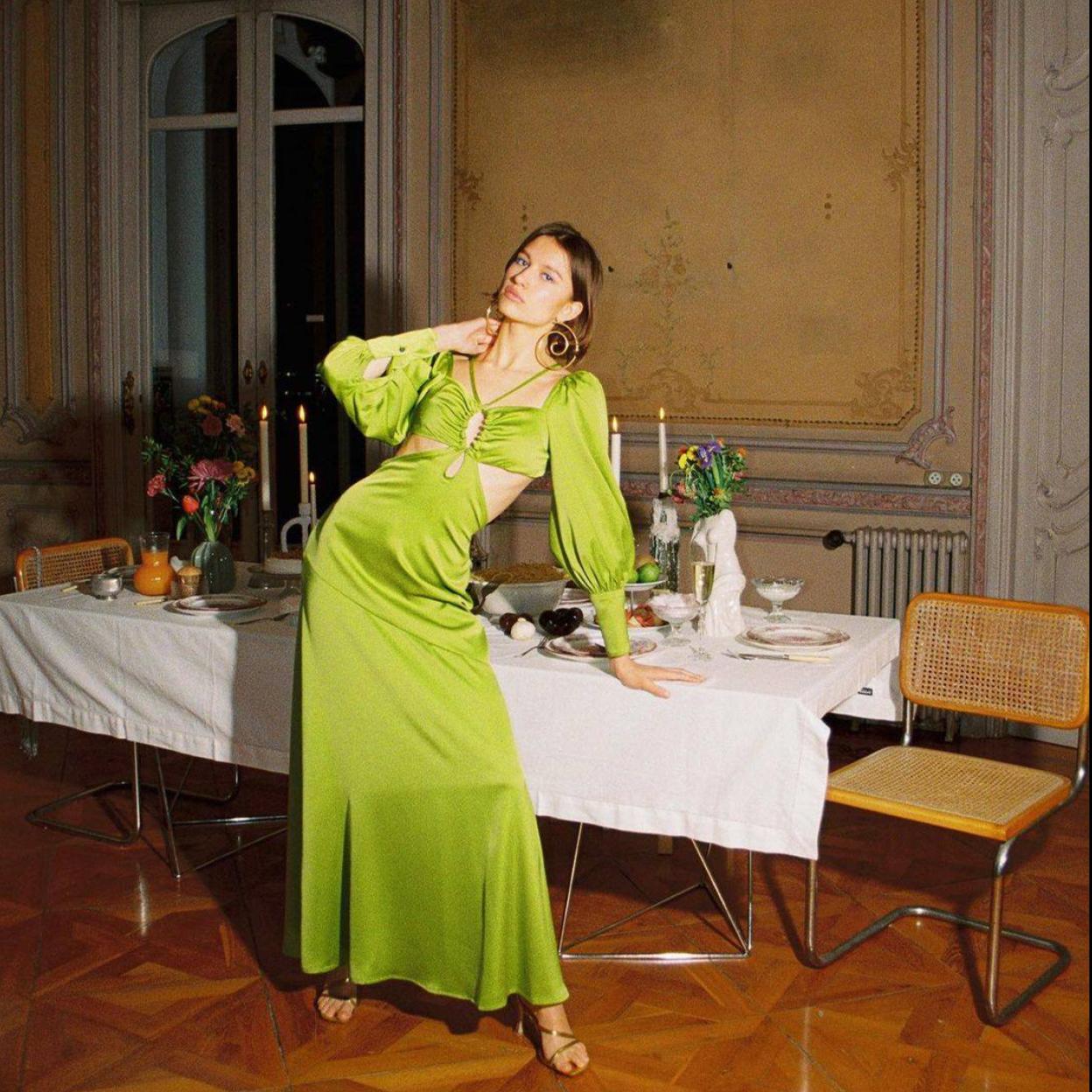 Modelo con vestido de invitada made in Spain