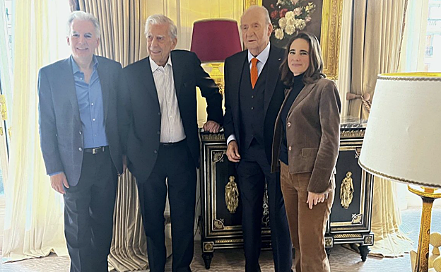Álvaro Vargas llosa publicó en su perfil de Twitter la única foto que atestigua la presencia de Laurence Debray junto al rey emérito Juan Carlos. 