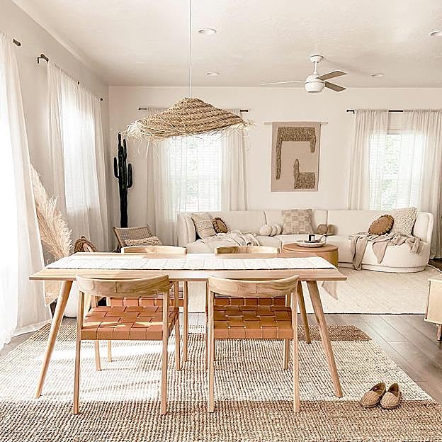 Salón decorado con muebles y adornos de materiales sostenibles como la madera de Amazon Home.