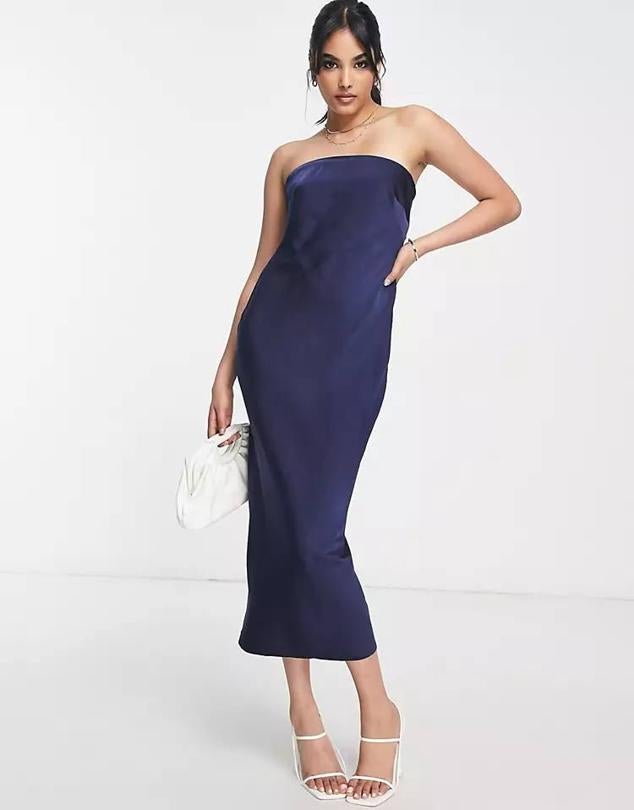 Vestido midi de tubo en tejido satinado con escote palabra de honor y abertura en la espalda, azul noche, de Asos. Su precio es de 47,50 euros.