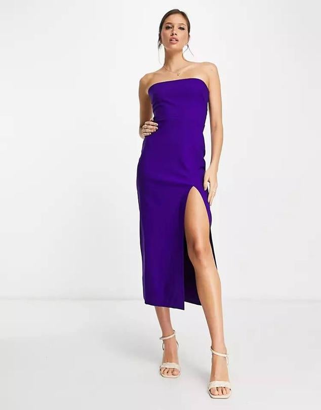Vestido midi de tubo con escote palabra de honor y abertura lateral, en morado, de Vesper. Lo comprarás en Asos a 66 euros.