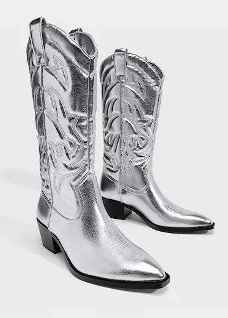 Imagen - Las botas plateadas de Stradivarius.