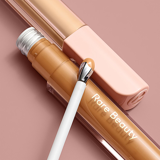 Así es el aplicador del corrector de Rare Beauty.