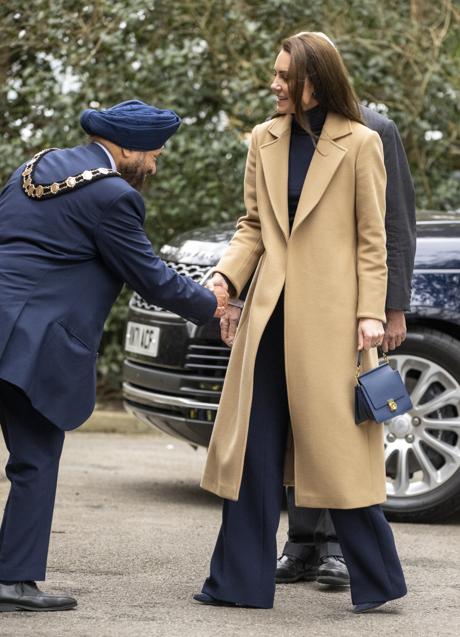 Imagen - Kate Middleton con bolso Poléne en Oxford. Foto: Gtres