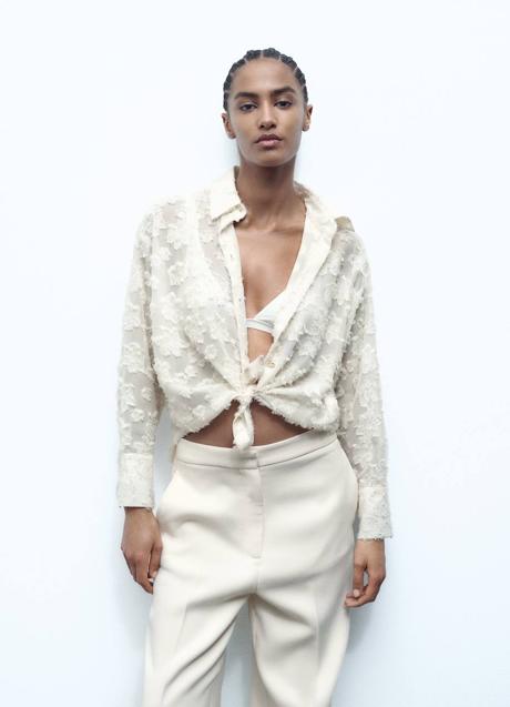 Imagen - Blusa blanca semitransparente con bordados