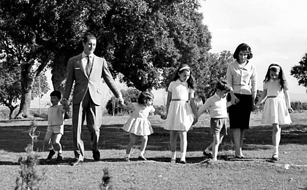 El marqués de Villaverde y Carmen Franco con cinco de sus siete hijos.