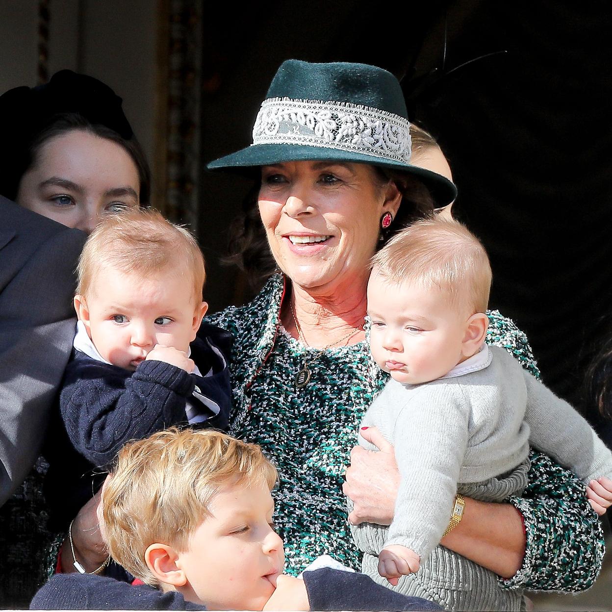 La princesa Carolina de Mónaco con algunos de sus ocho nietos