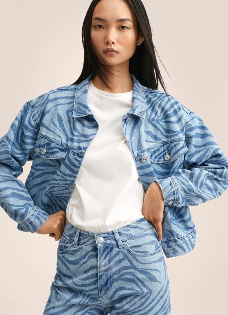 Imagen - Chaqueta en denim con estampado animal (27,99 euros). Foto: Mango Outlet.