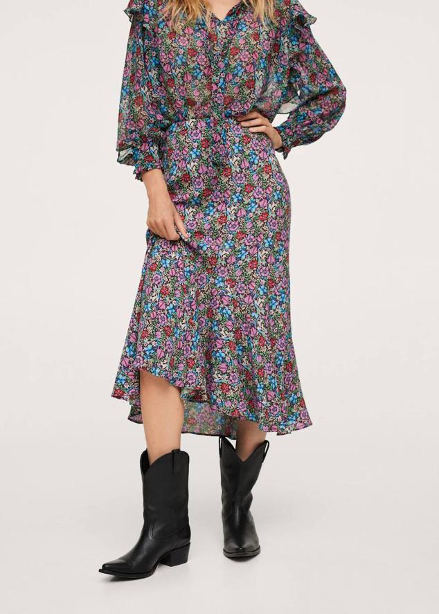 Falda midi con corte fluido, tiro alto y bajo acabado en evasé, en mini floral print multicolor. Cómprala a 17,99 euros.