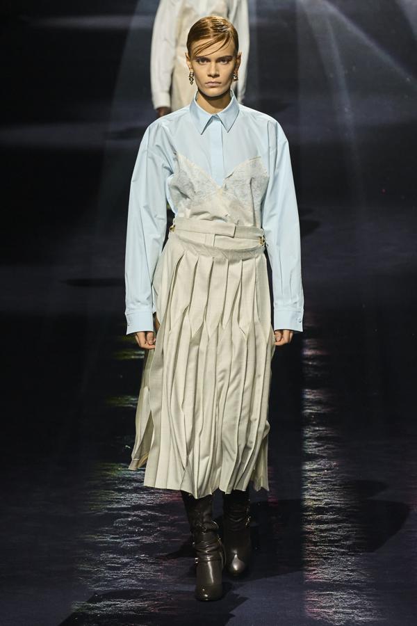 Las prendas tienen una estética deconstruida y con un guiño a la estética punk. Aunque sin perder su lado más chic. 