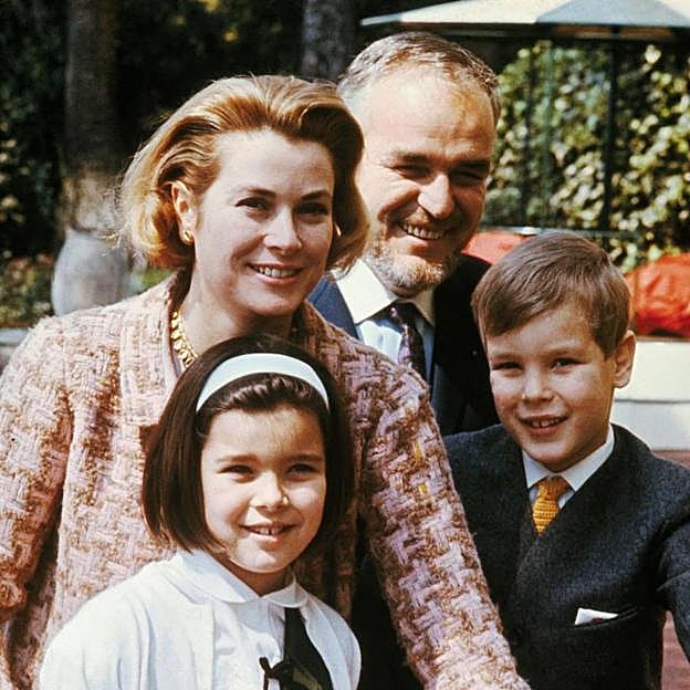 Grace Kelly, el príncipe Rainiero y Carolina de Mónaco junto a su hermano Alberto de niños.