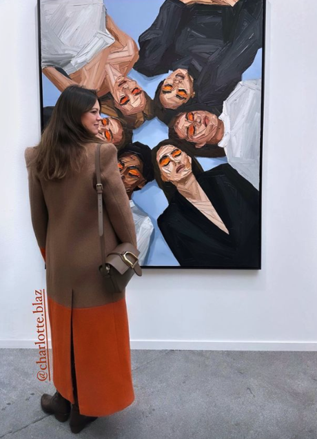 Imagen - Isabelle Junot con abrigo de Charlotte Blaz. Foto: @isabellejunot