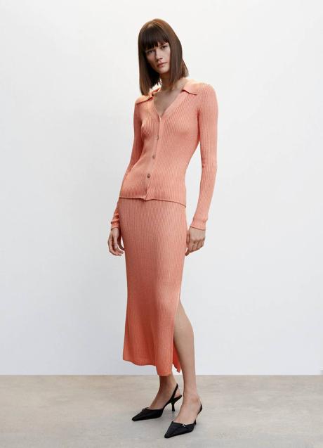 Imagen - Conjunto de canalé con cárdigan y falda midi rosa salmón