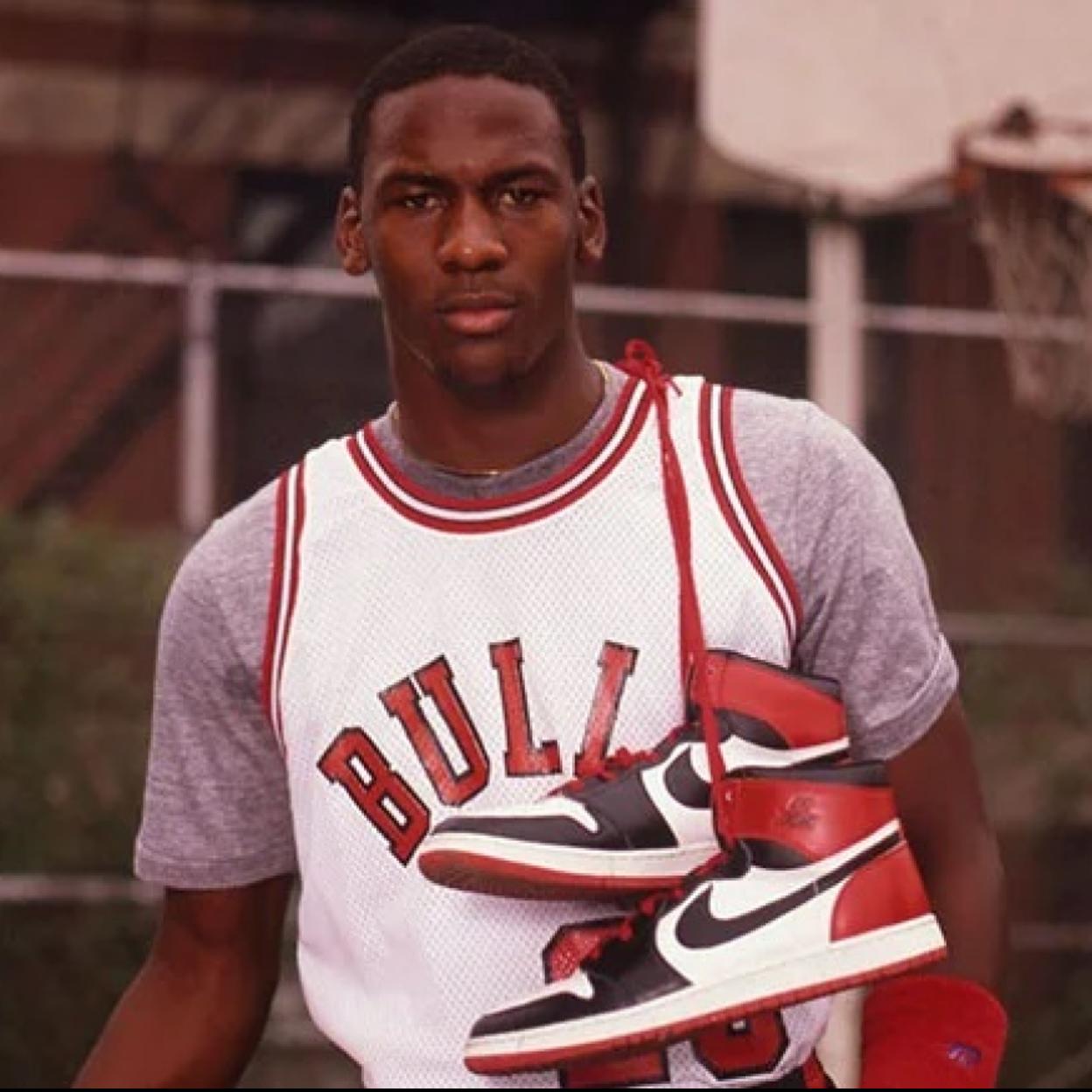 Un joven Michael Jordan con las míticas Air Jordan I en 1985. 