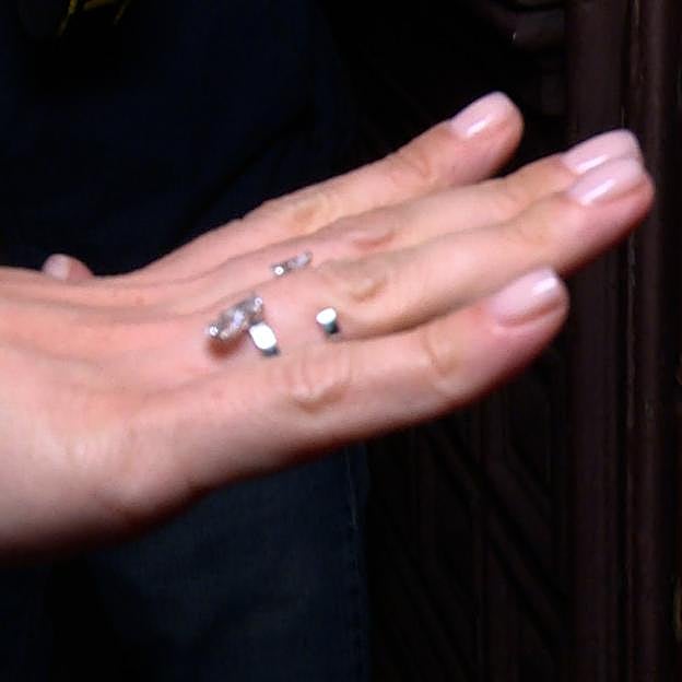 La manicura rosa de Tamara Falcó con su nuevo anillo de compromiso.