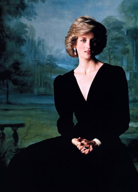 Imagen - Diana de Gles en 1985 con un vestido largo en color negro de terciopelo. Foto: lady.diana._