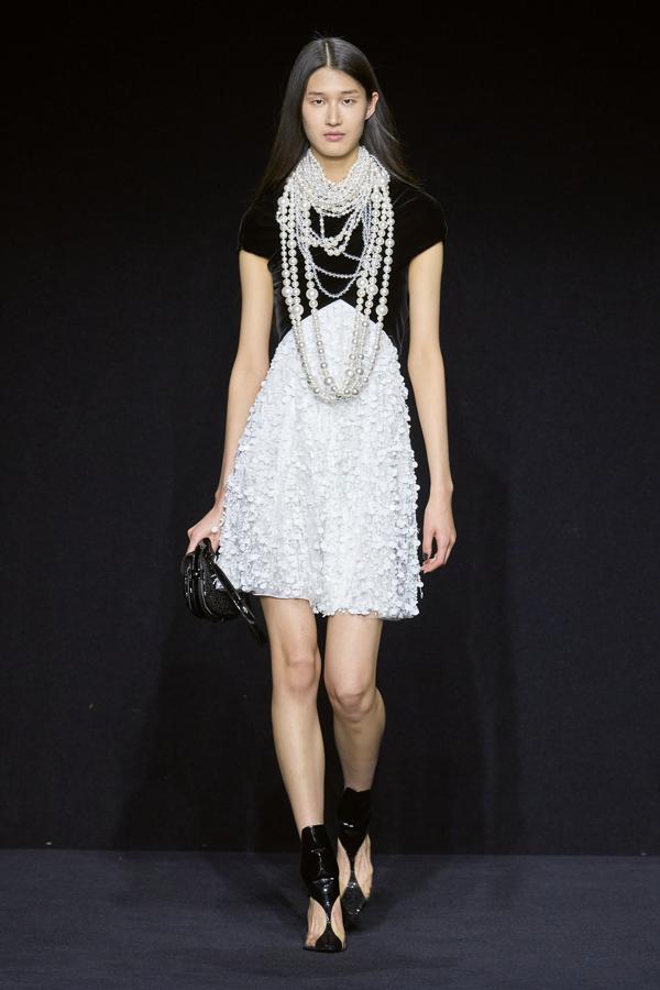 Los tejidos más utilizados han sido el terciopelo y el satén. Además, de las lentejuelas y prendas brillantes para looks de noche que provocan sensualidad. 