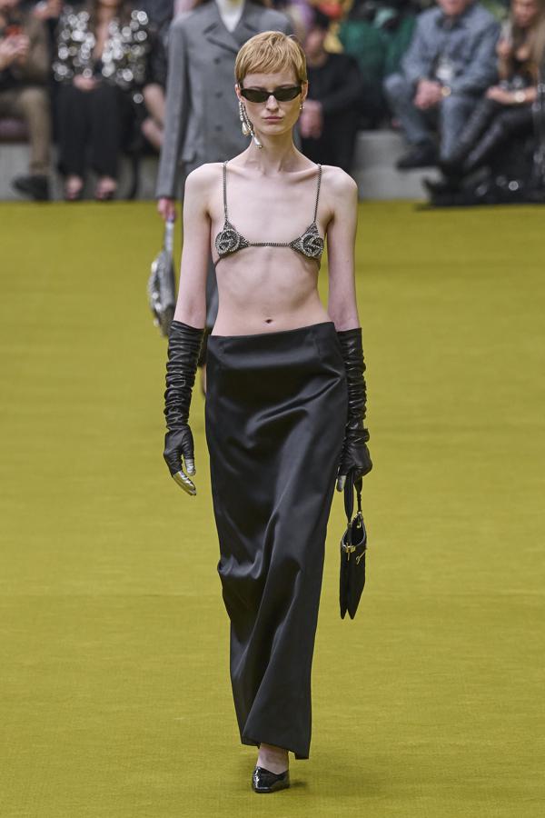 Gucci presenta su colección de transición tras el adiós de Alessandro Michele y el recibimiento de Sabato De Sarno a la casa italiana. 