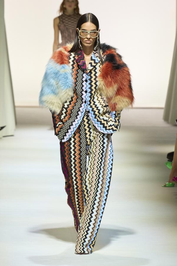 Missoni nos hace soñar en un otoño e invierno colorido mediante diseños eclécticos y ajustados. 