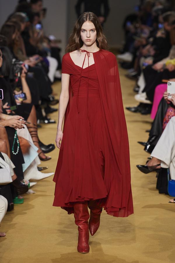 La colección ha tenido sobre todo multitud de prendas sastre. Aunque también los vestidos drapeados son protagonistas en todo tipo de looks. En su mayoría, los diseños se adaptan al cuerpo de la mujer como si se tratara de confección a medida. 