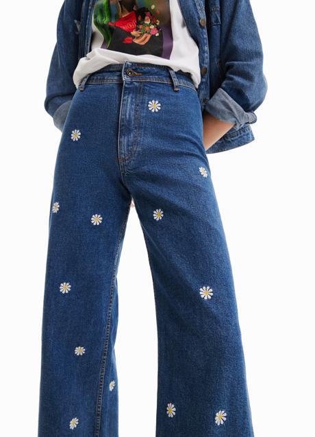 Imagen - Vaqueros con flores bordadas de Desigual (89,99 euros)