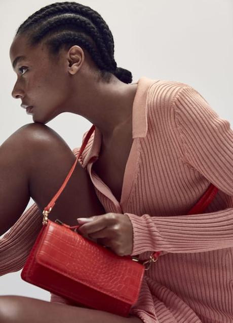 Imagen - Bolso en color rojo coral de Mango (19,99 euros)