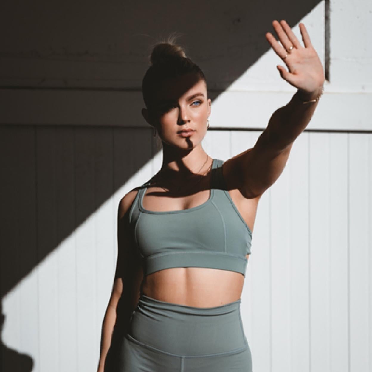 Mujer con ropa deportiva