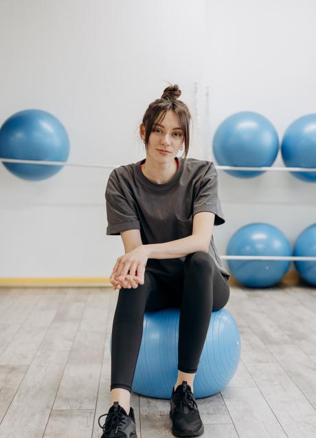 Imagen - Mujer sentada sobre pelota/PEXELS