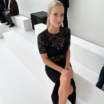 Imagen secundaria 1 - Amelia y Eliza Spencer con Michael Kors, Eliza en el front row de Del Core y las dos hermanas en desfile de Brunello Cucinelli.